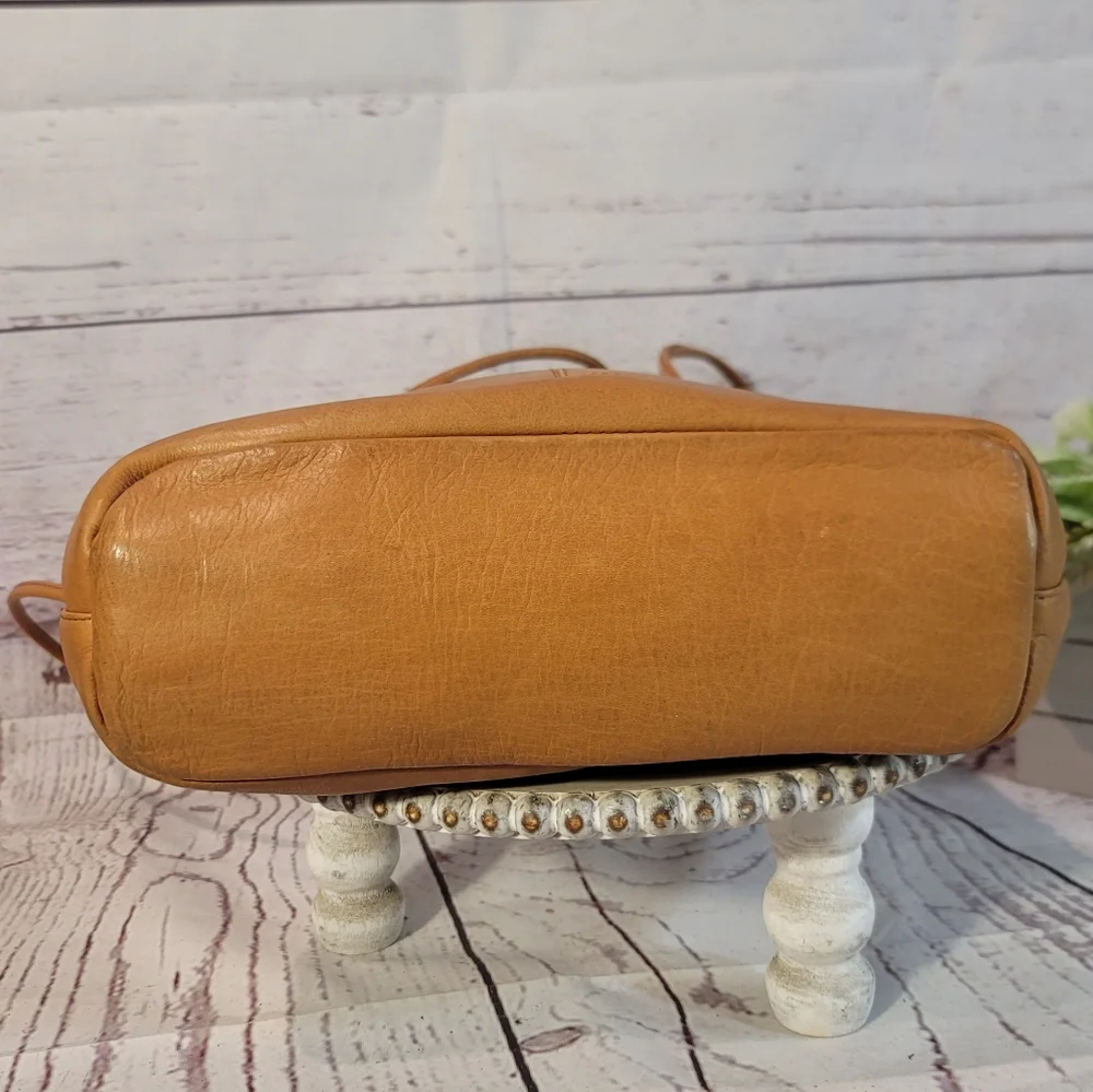 Wilsons Leather Vintage  Elegant Tan Leather Tote Bag - Picture 5 of 9